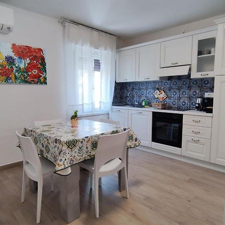 Sweet Apartment - Centre Peschiera del Garda Buitenkant foto